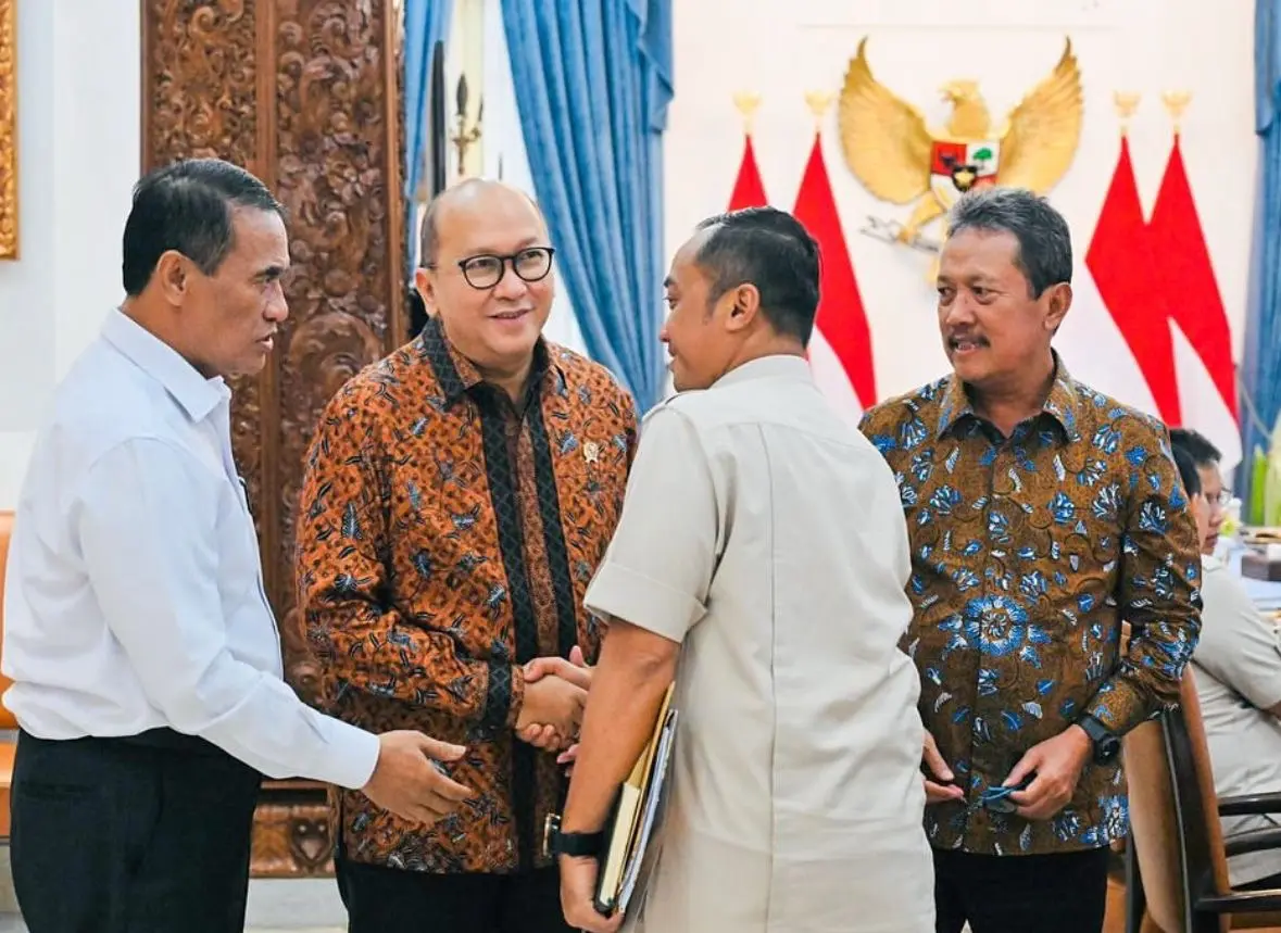 Rosan Roeslani menanggapi penurunan outlook Moody’s terhadap Indonesia, menegaskan peringkat tetap investment grade dan pentingnya penguatan kebijakan ekonomi. Foto: IG @rosanroeslani