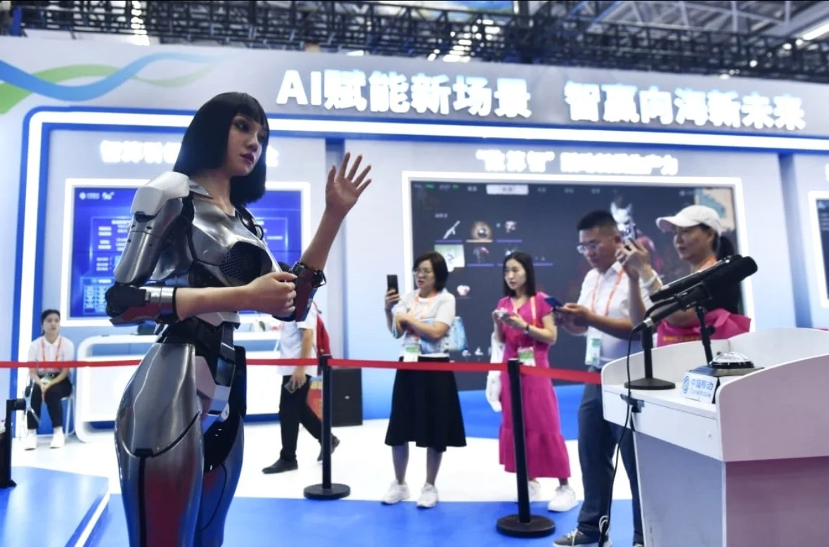 Kecerdasan buatan mengubah pasar tenaga kerja China dengan profesi baru, peningkatan keterampilan, dan efisiensi bisnis di berbagai sektor industri. Foto: Xinhua