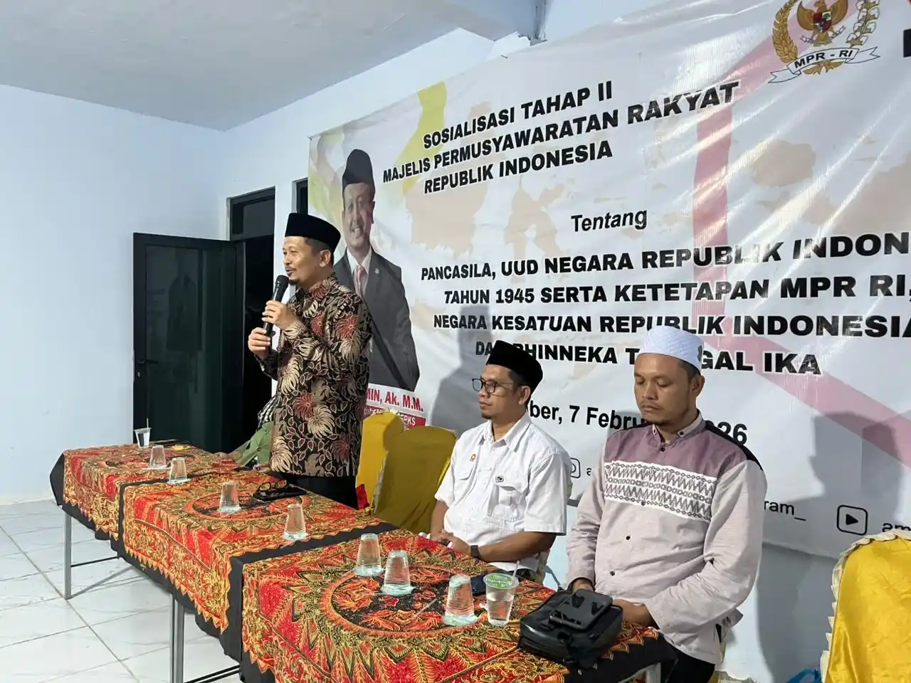 Anggota MPR RI Amin Ak menyampaikan paparan saat kegiatan Sosialisasi Tahap II Majelis Permusyawaratan Rakyat Republik Indonesia tentang Pancasila, UUD 1945, NKRI, dan Bhinneka Tunggal Ika di Pesantren Hidayatullah EL Islami, Desa Cangkring, Kecamatan Jenggawah, Kabupaten Jember, Sabtu, 7 Februari 2026. Foto: Dok. PKS.