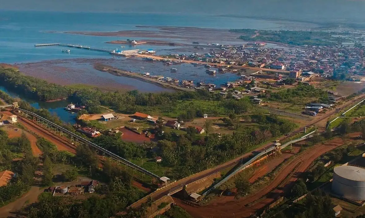 Foto udara kawasan pabrik feronikel milik PT Aneka Tambang Tbk di Kecamatan Pomalaa, Kabupaten Kolaka, Sulawesi Tenggara. Fasilitas ini merupakan salah satu pusat produksi nikel olahan utama Indonesia yang menopang program hilirisasi mineral nasional. Foto: IG @official.antam