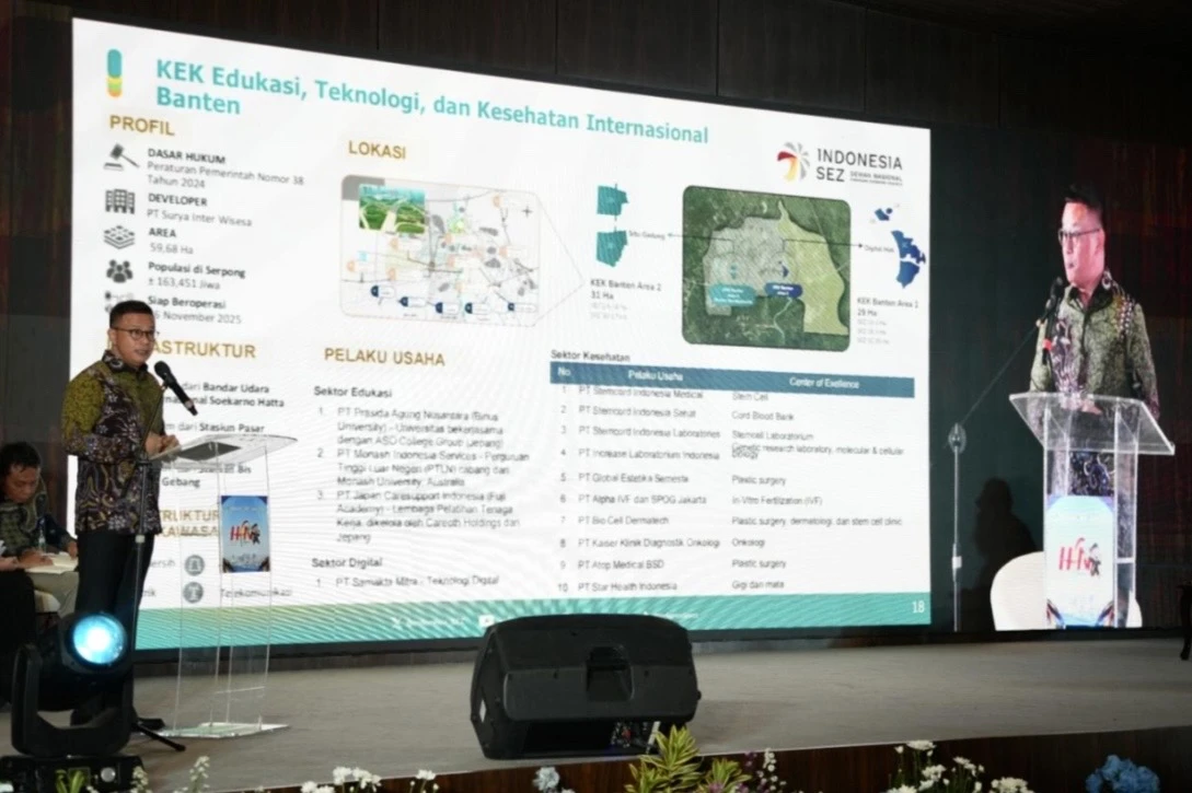 Plt Sekretaris Jenderal Dewan Nasional KEK Rizal Edwin Manansang (kiri) memaparkan perkembangan KEK Edukasi, Teknologi, dan Kesehatan Internasional Banten dalam Seminar Hari Pers Nasional 2026 di Marketing Office BSD City, Kabupaten Tangerang, Sabtu, 7 Februari 2026.