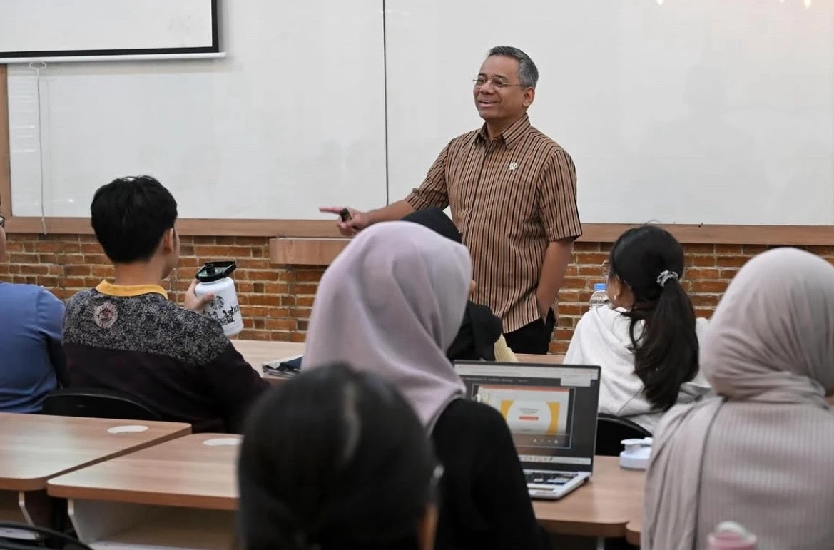 Wamenkeu Suahasil Nazara menekankan pentingnya pemahaman ekonomi makro bagi generasi muda sebagai bekal menjaga stabilitas dan pembangunan ekonomi nasional. Foto: IG @suahasil.