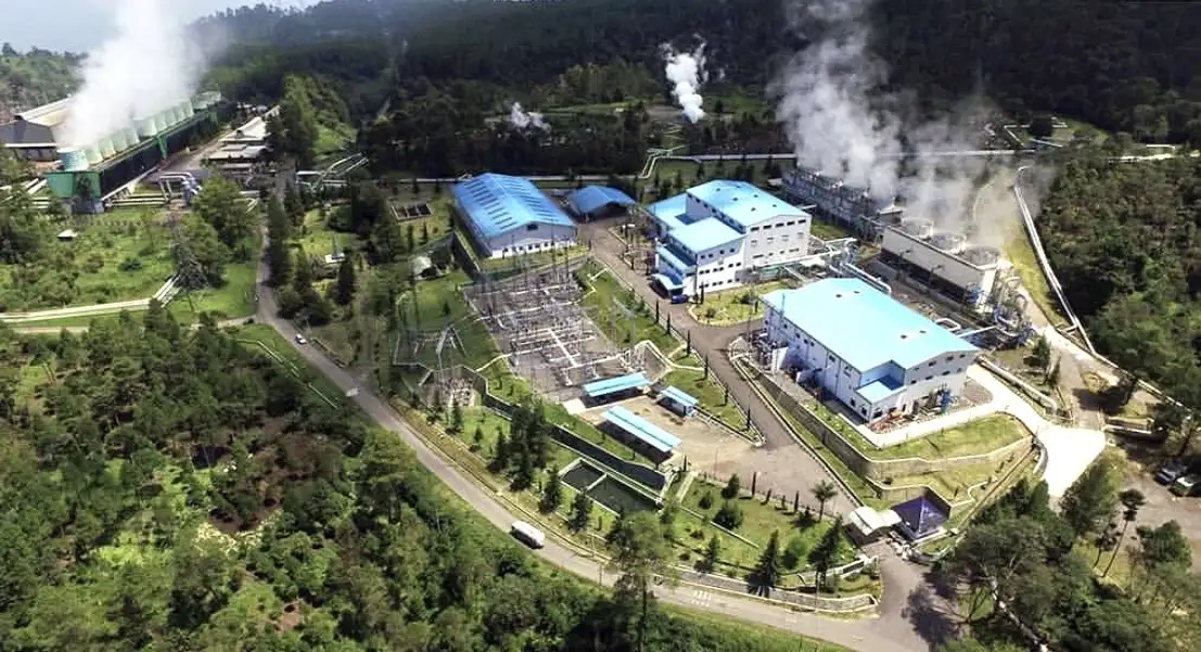 Tampak udara (bird eye view) Pembangkit Listrik Tenaga Panas Bumi (PLTP) Kamojang di Jawa Barat, yang merupakan PLTP pertama di Indonesia. Fasilitas ini diresmi