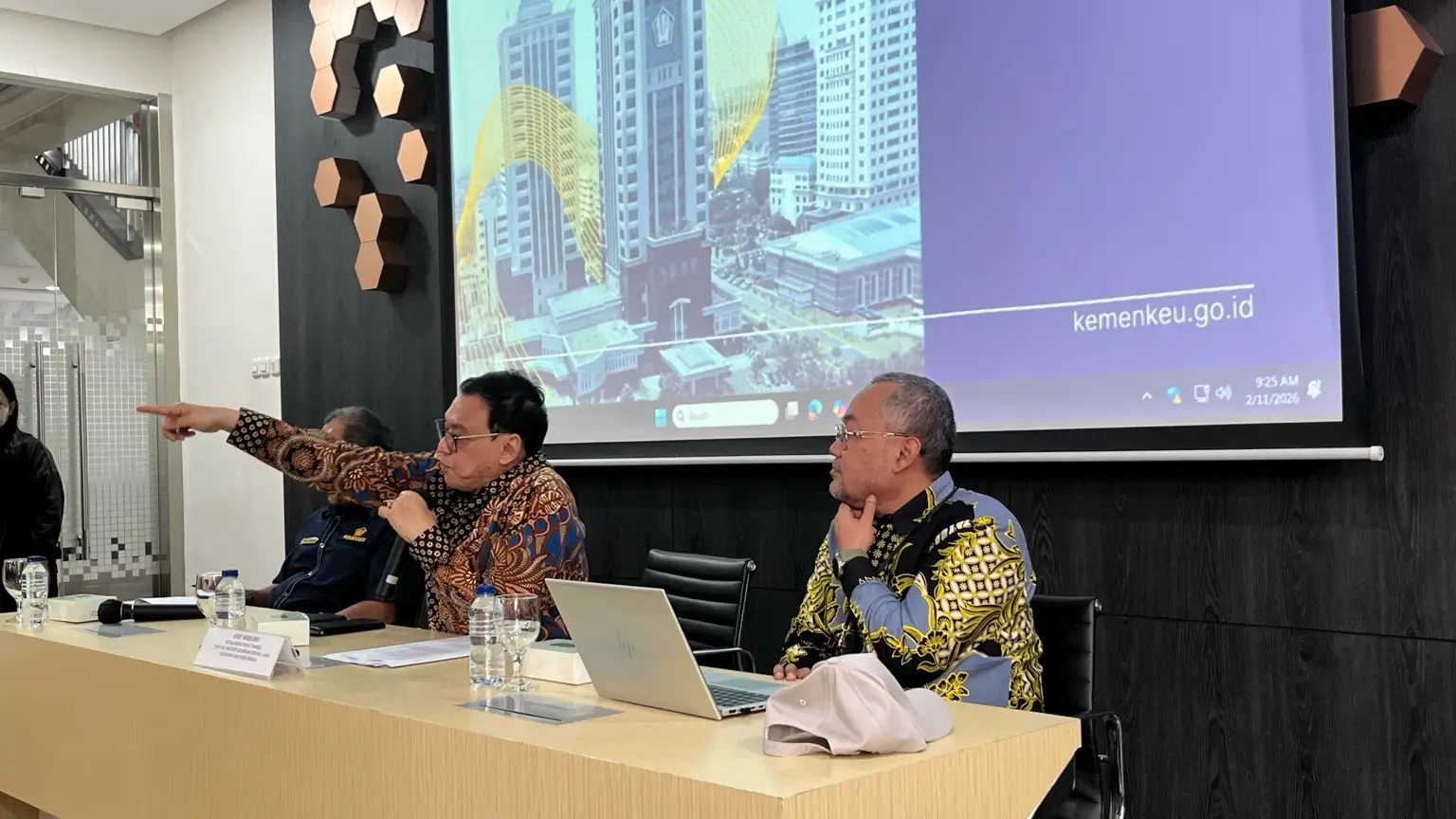 Staf Ahli Menteri Keuangan Bidang Jasa Keuangan dan Pasar Modal, Arief Wibisono, memberikan penjelasan kepada media dalam konferensi pers Panitia Seleksi Calon Pengganti Antarwaktu Anggota Dewan Komisioner OJK di Gedung Kementerian Keuangan, Rabu, 11 Februari 2026. Foto: Nur Nadiyah/KabarBursa.com