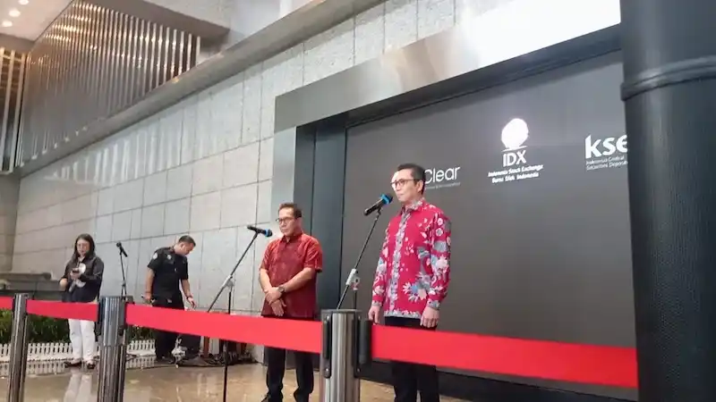 Dari kiri Direktur Utama PT Kustodian Sentral Efek Indonesia (KSEI)  Samsul Hidayat dan Pjs Direktur Utama BEI Jeffrey Hendrik di Gedung BEI, Jakarta pada Rabu, 11 Februari 2026. Desty Luthfiani/KabarBursa.com