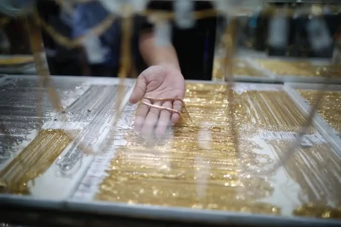 Harga emas naik lebih dari 1 persen ke USD5074 per ounce setelah laporan tenaga kerja AS menguat, didorong pembelian jangka panjang dan ketidakpastian ekonomi global. Foto: Dok. KabarBursa.com