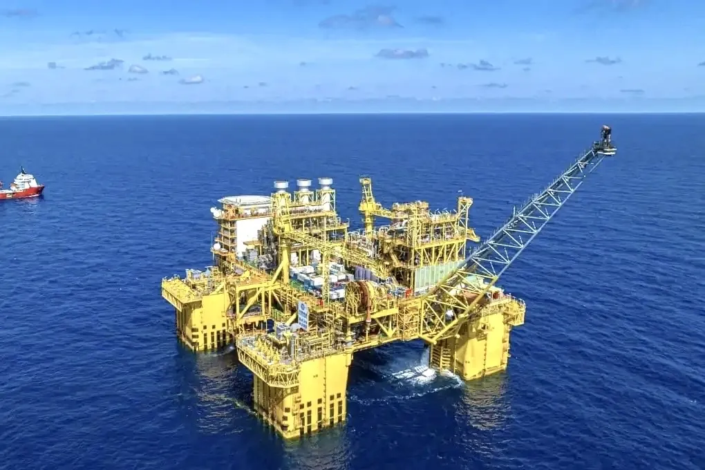 Sebuah anjungan minyak dan gas lepas pantai yang dioperasikan oleh China National Offshore Oil Corporation (CNOOC) di Laut China Selatan. Foto: Dok. Xinhua