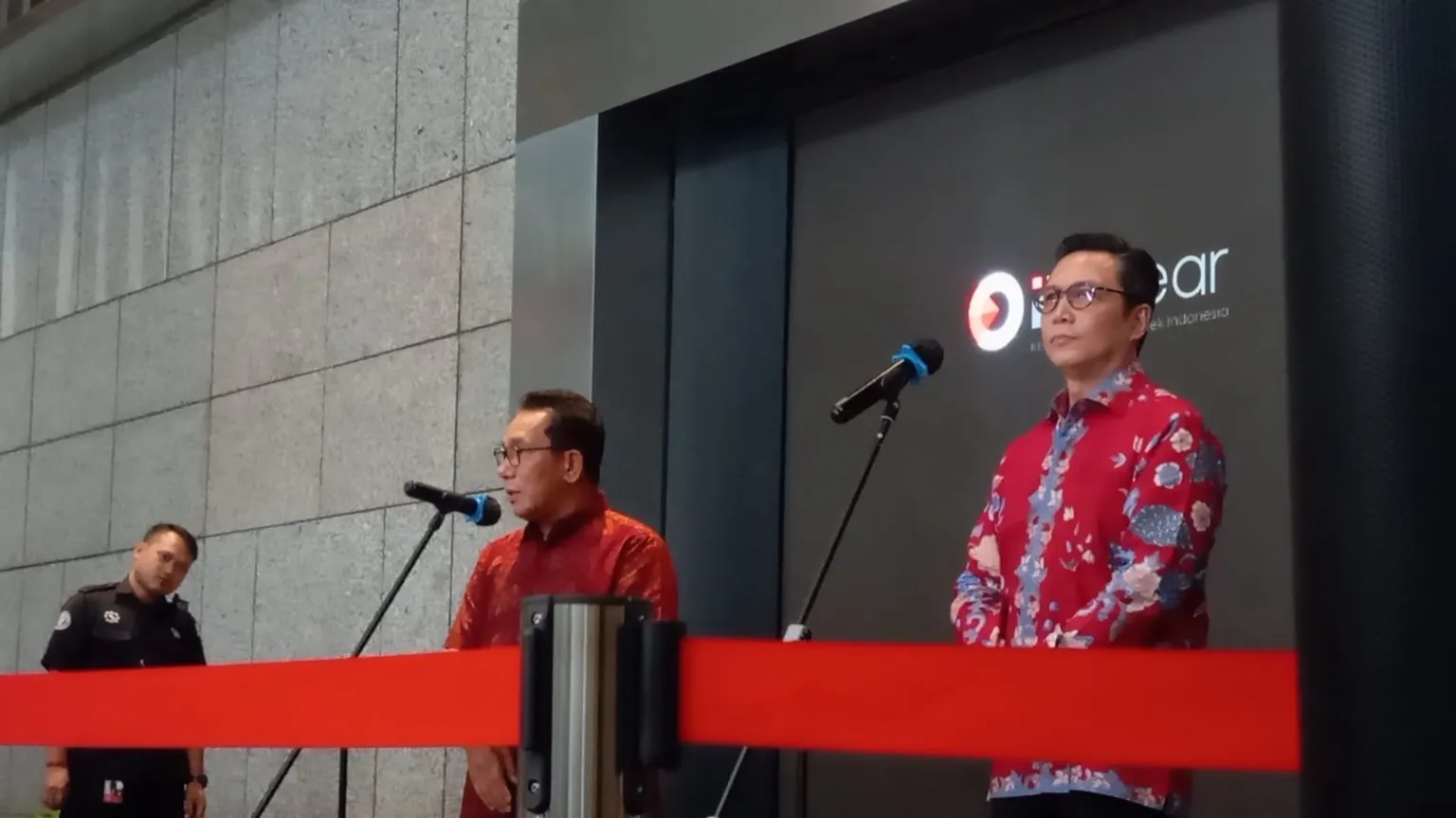 Pejabat Sementara Direktur Utama Bursa Efek Indonesia, Jeffrey Hendrik (kanan), bersama jajaran BEI saat menyampaikan keterangan pers di Gedung Bursa Efek Indonesia, Jakarta, Rabu, 11. Februari 2026. Foto: Desty Luthfiani/KabarBursa.com.