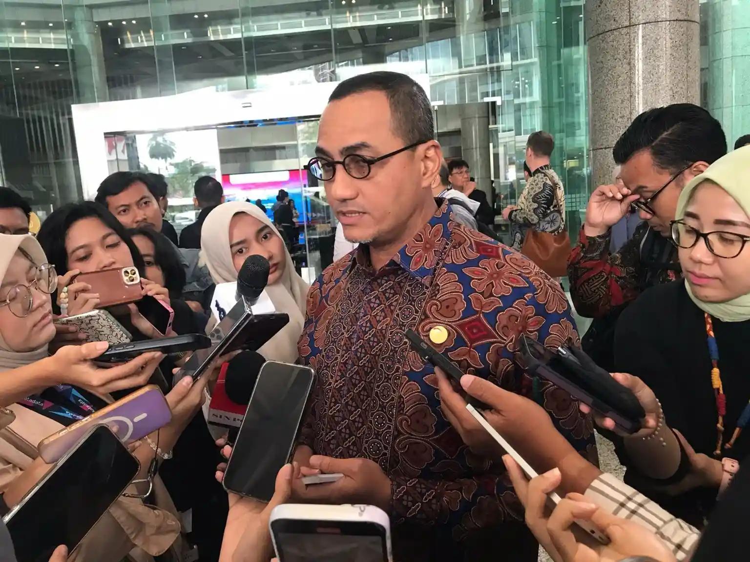Anggota Dewan Komisioner OJK sekaligus Pjs Kepala Eksekutif Pengawas Pasar Modal, Keuangan Derivatif, dan Bursa Karbon, Hasan Fawzi di Gedung BEI, Jakarta, Rabu, 11 Februari 2026. Foto: Desty Luthfiani/KabarBursa.com.