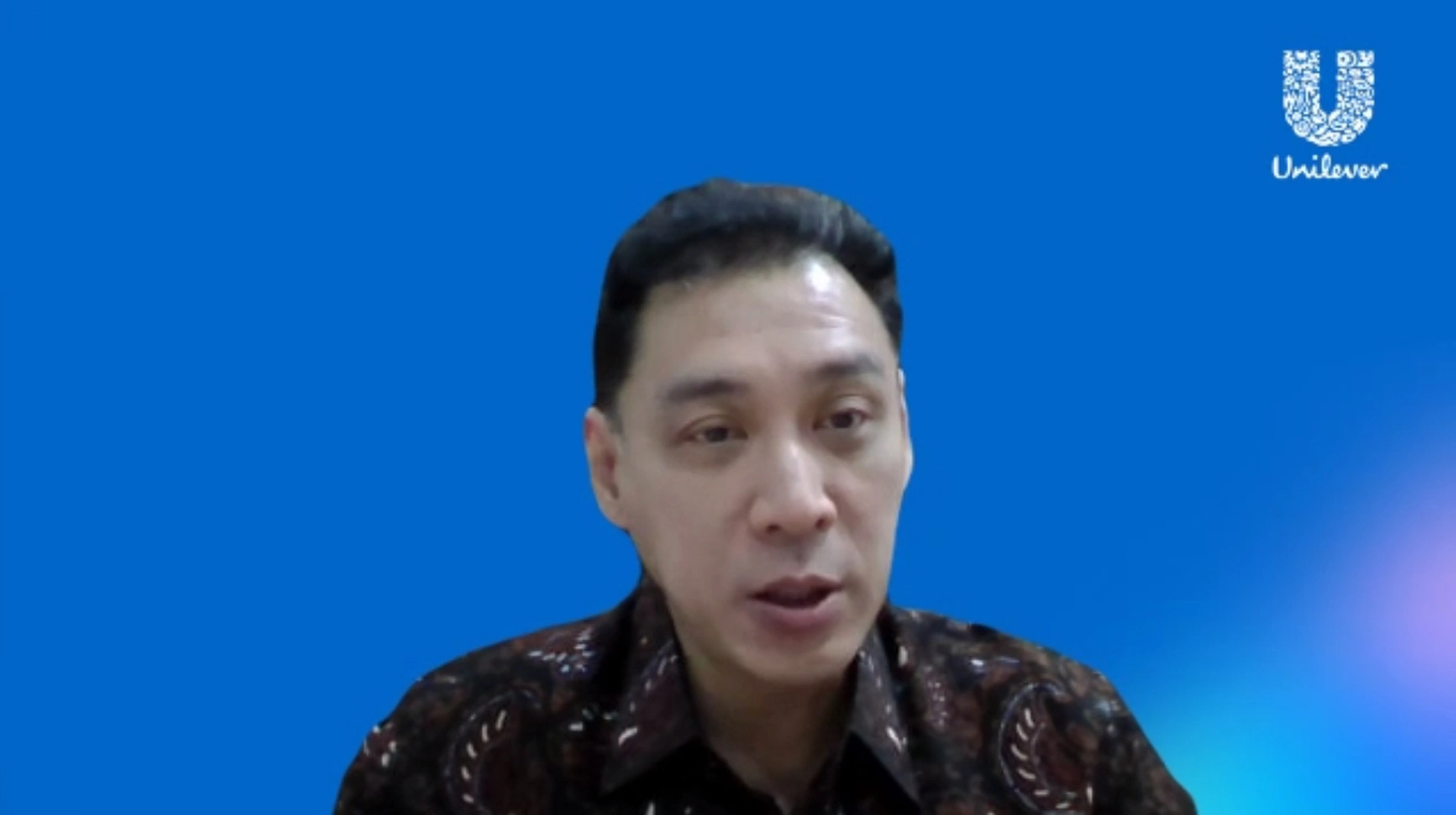 Presiden Direktur PT Unilever Indonesia Tbk (UNVR) Benjie Yap saat menyampaikan paparan kinerja keuangan perseroan tahun buku 2025 dalam wawancara eksklusif virtual, Kamis, 12 Februari 2026. Foto: Alpin Pulungan/KabarBursa.com/Tangkapan layar Zoom UNVR.