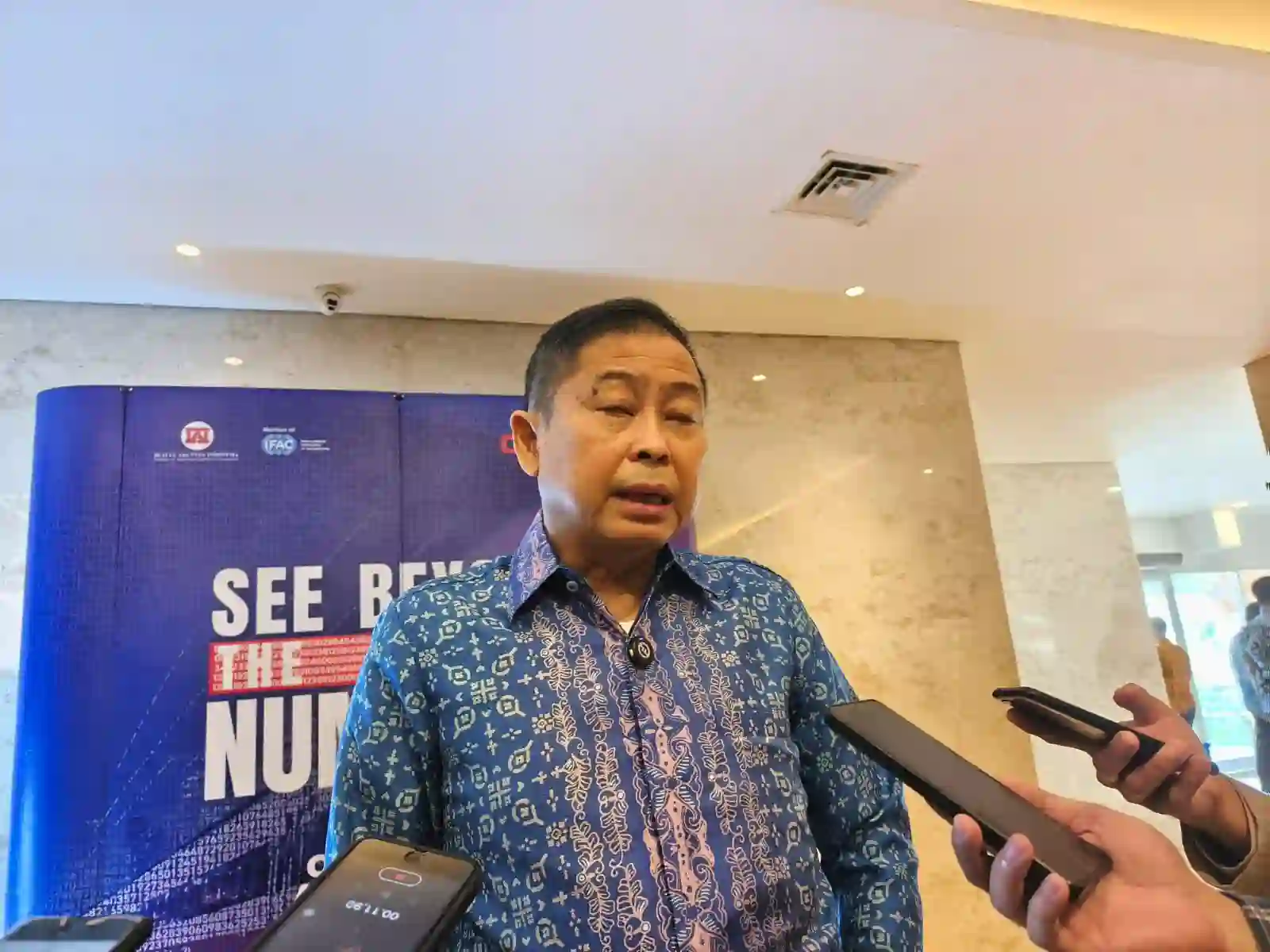Ketua Indonesia Sustainability Reporting Forum (ISRF), Ignatius Jonan di di Menara Danareksa, Jakarta pada Kamis, 12 Februari 2026. Desty Luthfiani/KabarBursa.com