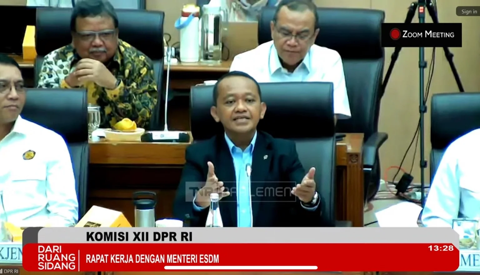 Menteri Energi dan Sumber Daya Mineral (ESDM), Bahlil Lahadalia, menekankan pentingnya hilirisasi sebagai kunci agar nilai tambah