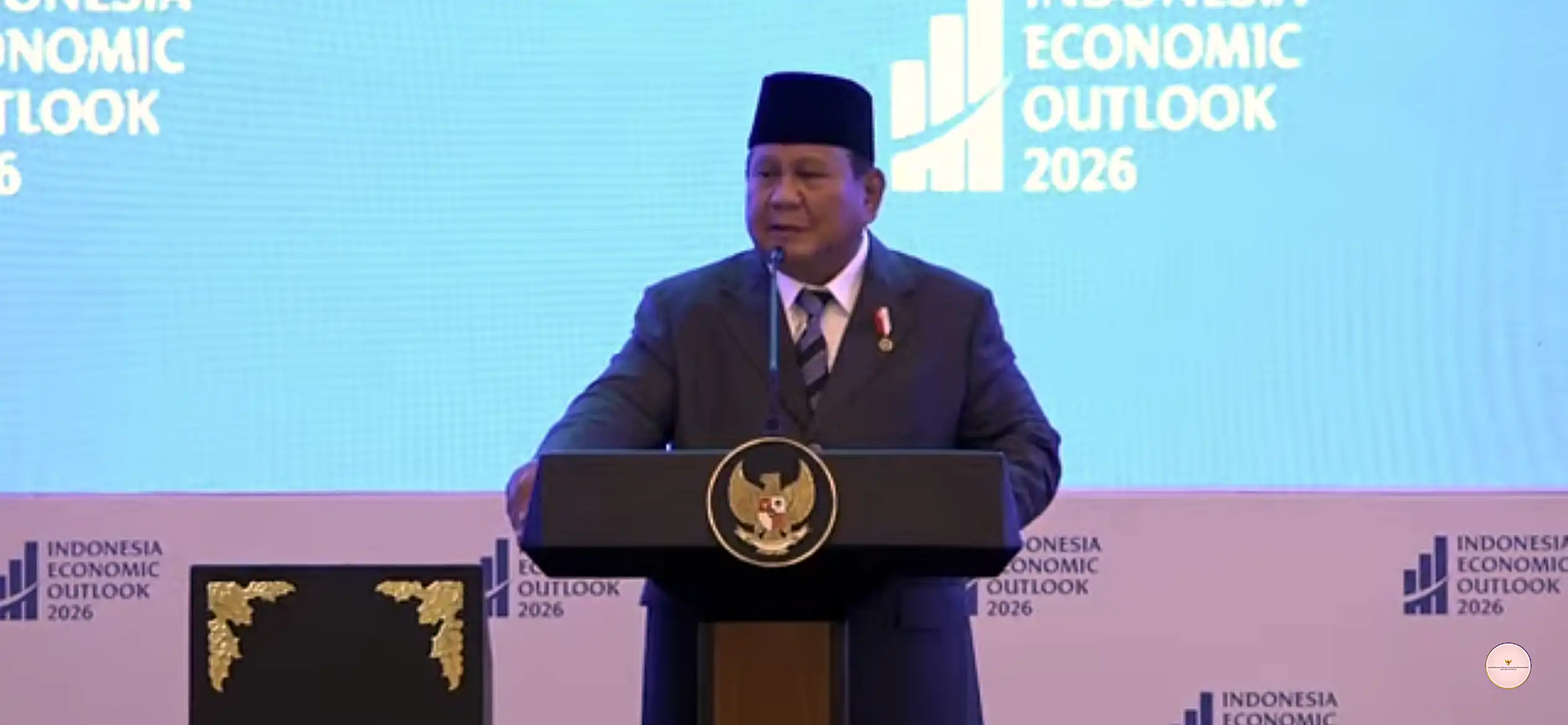 Presiden Prabowo Subianto memamerkan tiga capaian program prioritasnya dalam forum Indonesia Economic Outlook (IEO) 2026, yang diklaim memberikan optimisme terhadap ekonomi nasional. (Foto: Kabarbursa.com/Nadek)