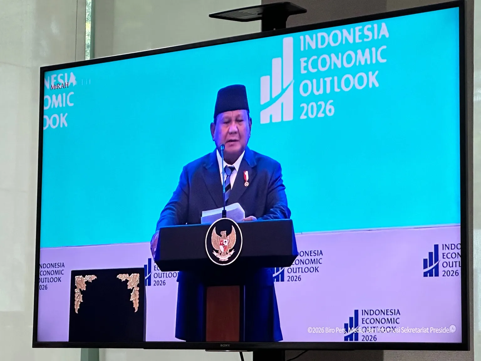 Presiden RI Prabowo Subianto menyampaikan arahan dalam forum Indonesia Economic Outlook 2026 di Wisma Danantara, Jakarta, Jumat, 13 Februari 2026. Dalam kesempatan tersebut, Prabowo menyoroti kinerja Danantara dan mendorong peningkatan return on assets hingga 7 persen. Alpin Pulungan/KabarBursa.com