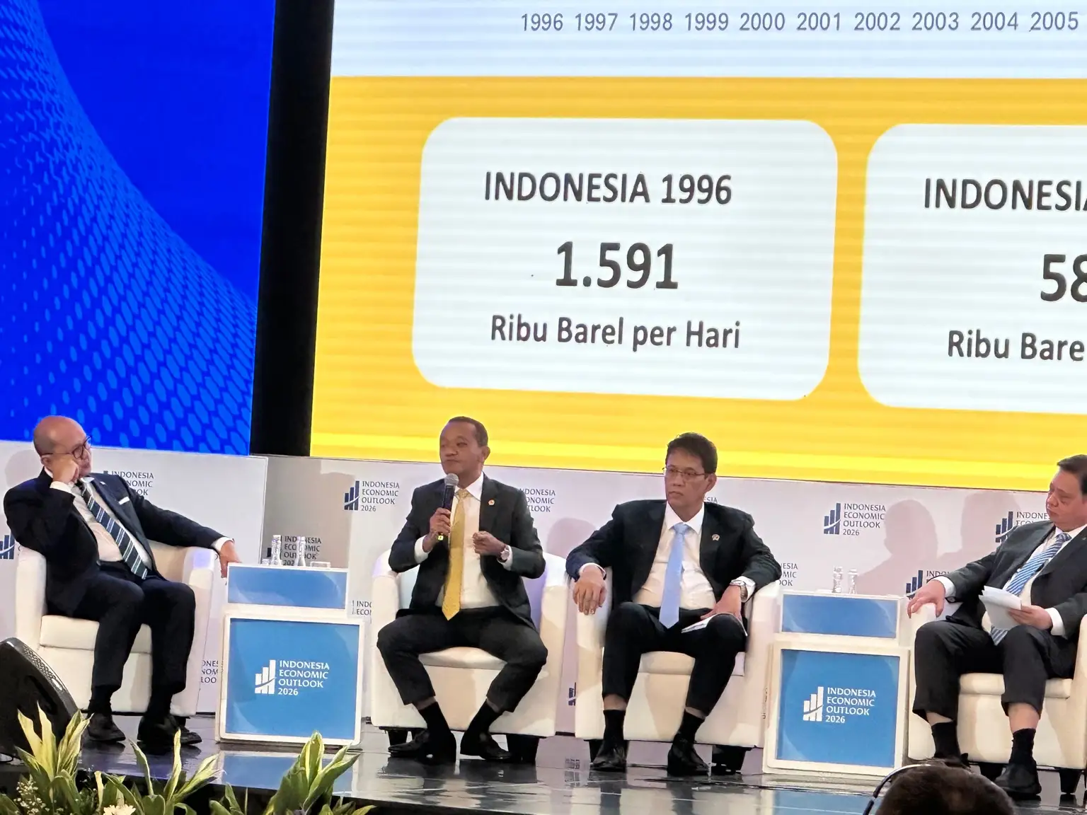 Menteri Energi dan Sumber Daya Mineral (ESDM) Bahlil Lahadalia memaparkan strategi peningkatan lifting minyak nasional dalam forum Indonesia Economic Outlook 2026 di Wisma Danantara, Jakarta, Jumat, 13 Februari 2026. Dalam paparannya, Bahlil menyoroti penurunan produksi minyak sejak 1996 dan mengultimatum 301 wilayah kerja migas yang belum berproduksi. Foto: Alpin Pulungan/KabarBursa