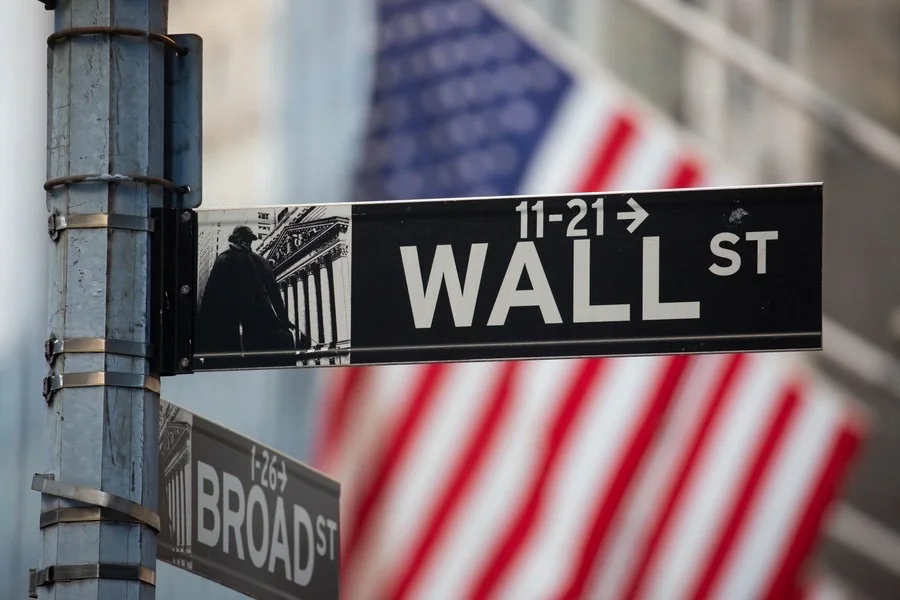 Sejumlah saham yang sempat tertekan dusrupsi AI, kembali bergerak naik. Wall Street berakhir stabil. Foto: Xinhua.