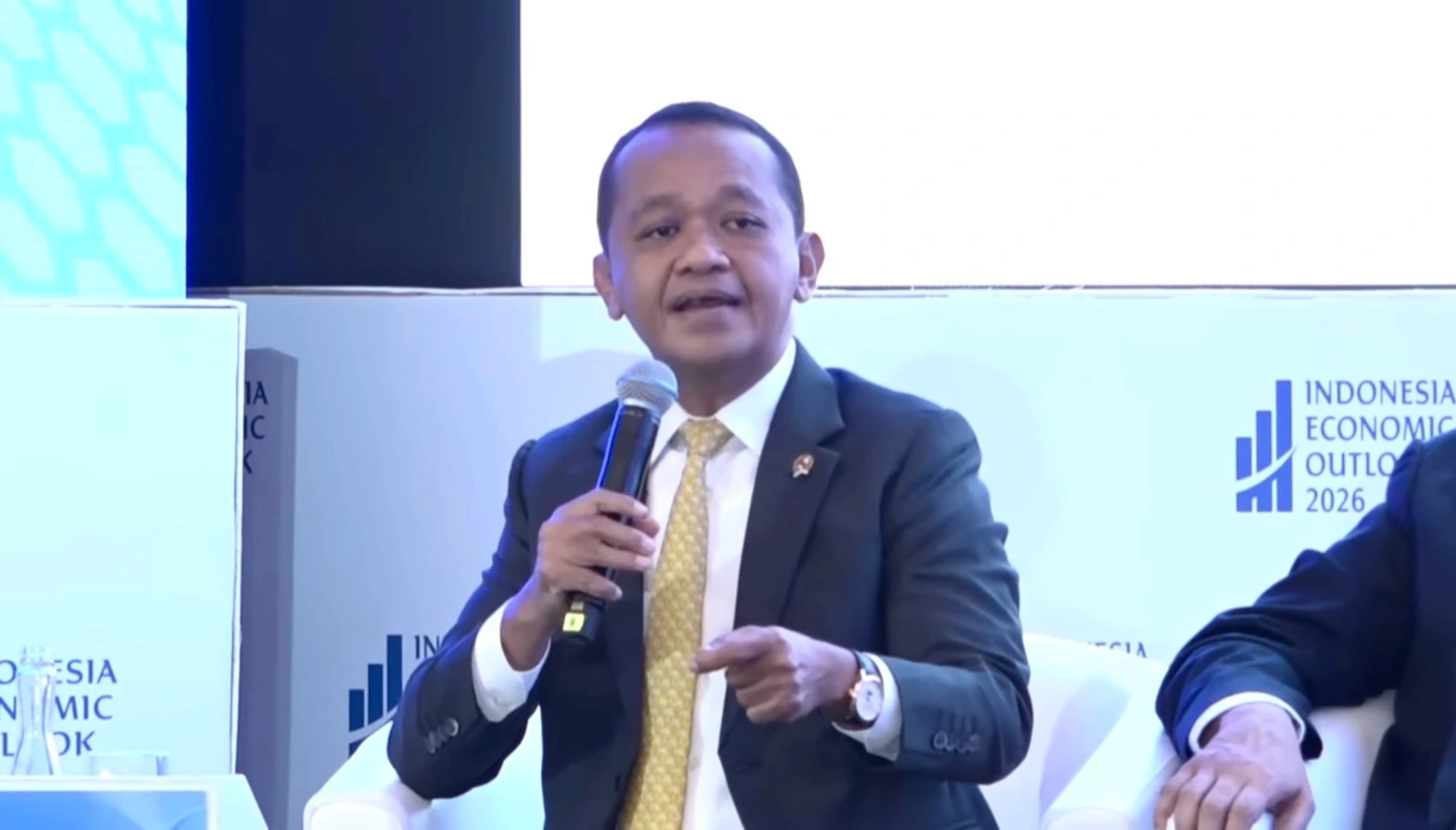 Menteri ESDM Bahlil Lahadalia memaparkan strategi pengembangan energi baru terbarukan (EBT) dalam forum Indonesia Economic Outlook 2026 di Wisma Danantara, Jakarta Selatan, Jumat, 13 Februari 2026. Bahlil menargetkan tambahan kapasitas EBT hingga 50 GW sampai 2035 guna memperkuat ketahanan energi nasional dan menekan impor energi. Foto: Tangkapan layar YouTube Perekonomian RI/KabarBursa.