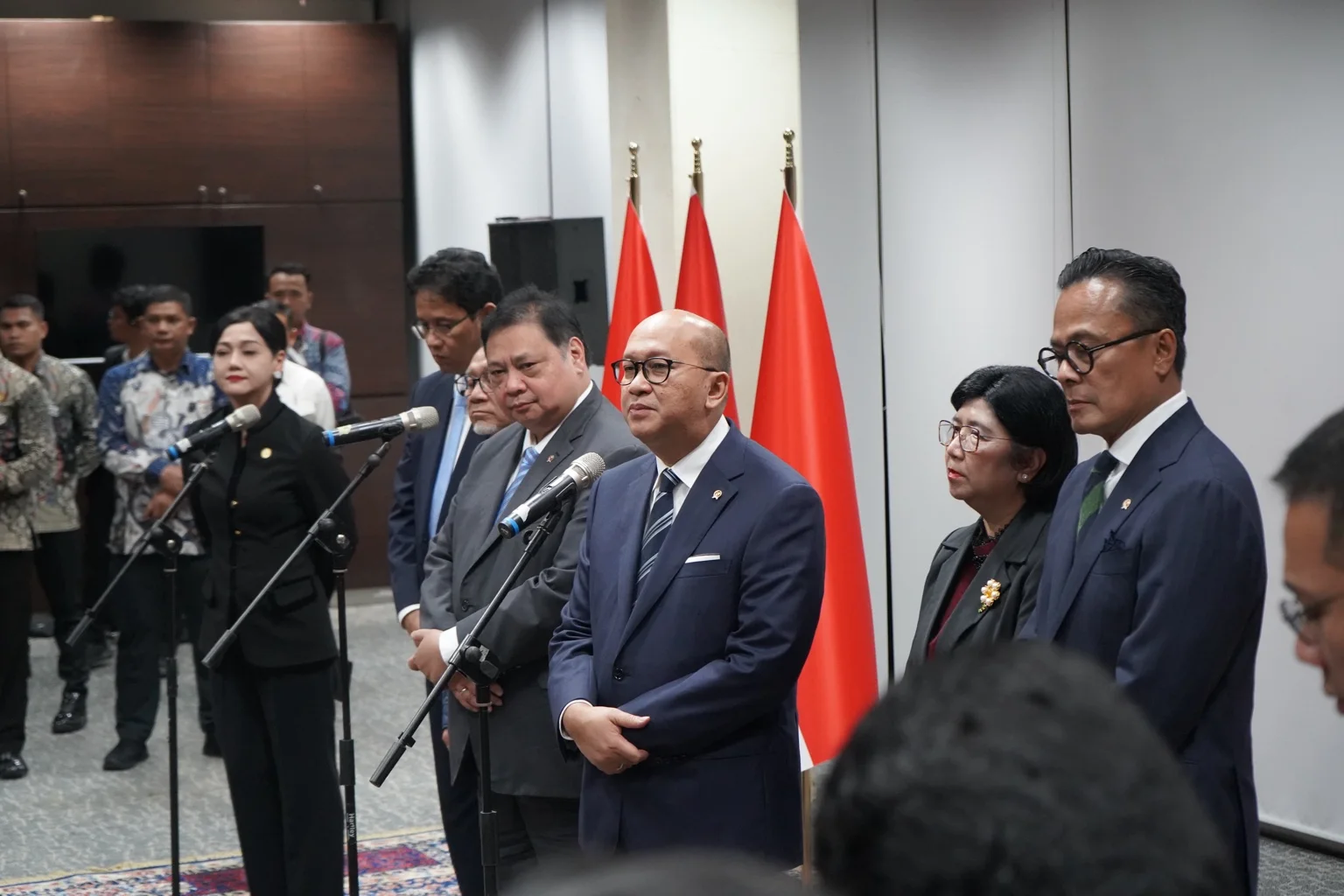 CEO Danantara Indonesia, Rosan Roeslani (tengah), memberikan keterangan kepada awak media usai menghadiri forum Indonesia Economic Outlook 2026 di Wisma Danantara, Jakarta, Jumat, 13 Februari 2026. Foto: Dok. Danantara Indonesia.