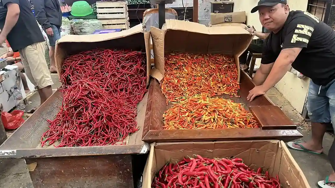 Penjual cabai di Pasar Induk Kramat Jati, Jakarta (Foto: Kabarbursa/Nade)
