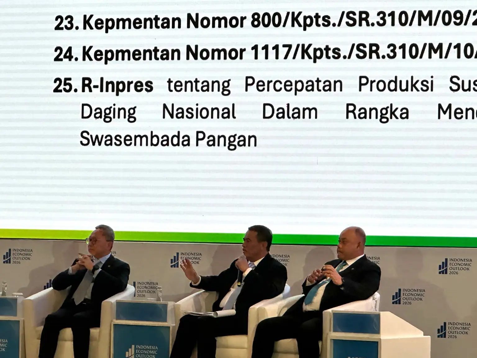 Menteri Pertanian Andi Amran Sulaiman (tengah) menjadi pembicara dalam forum Indonesia Economic Outlook 2026 di Wisma Danantara, Jakarta Selatan, Jumat, 13 Februari 2026. Dalam paparannya, Amran menyoroti deregulasi sektor pertanian untuk mempercepat swasembada pangan dan peningkatan produksi nasional. Foto: Alpin Pulungan/KabarBursa.