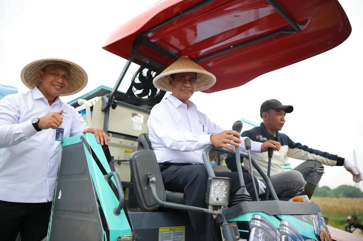 Amran sebut modernisasi pertanian turunkan biaya produksi 50 persen dan dorong NTP tertinggi 33 tahun. Deregulasi dan mekanisasi jadi kunci swasembada. Foto: IG @a.amran_sulaiman.