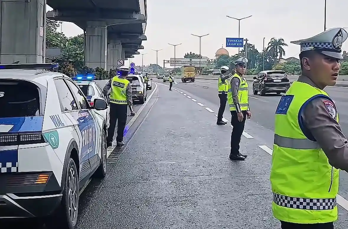 Pemerintah resmi menetapkan rekayasa lalu lintas mudik Lebaran 2026 melalui sistem one way, contra flow, dan ganjil genap di sejumlah ruas tol utama. Simak jadwal lengkap, titik lokasi, serta periode pemberlakuannya. Foto: IG @kaindukpjrcikampek