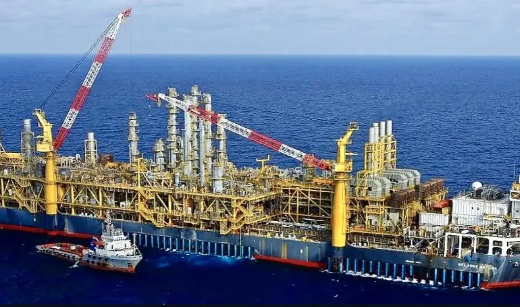 Fasilitas produksi lepas pantai di wilayah Laut Natuna Selatan yang menjadi bagian dari portofolio PT Medco Energi Internasional Tbk setelah proses akuisisi. In