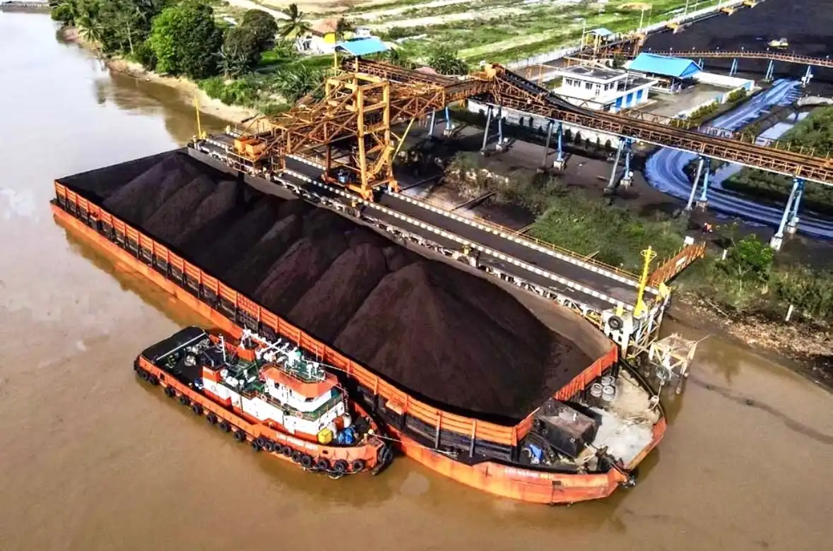 Kapal tongkang memuat batubara melakukan proses loading melalui fasilitas conveyor milik PT RMK Energy Tbk di Sumatra Selatan. Infrastruktur logistik terintegra