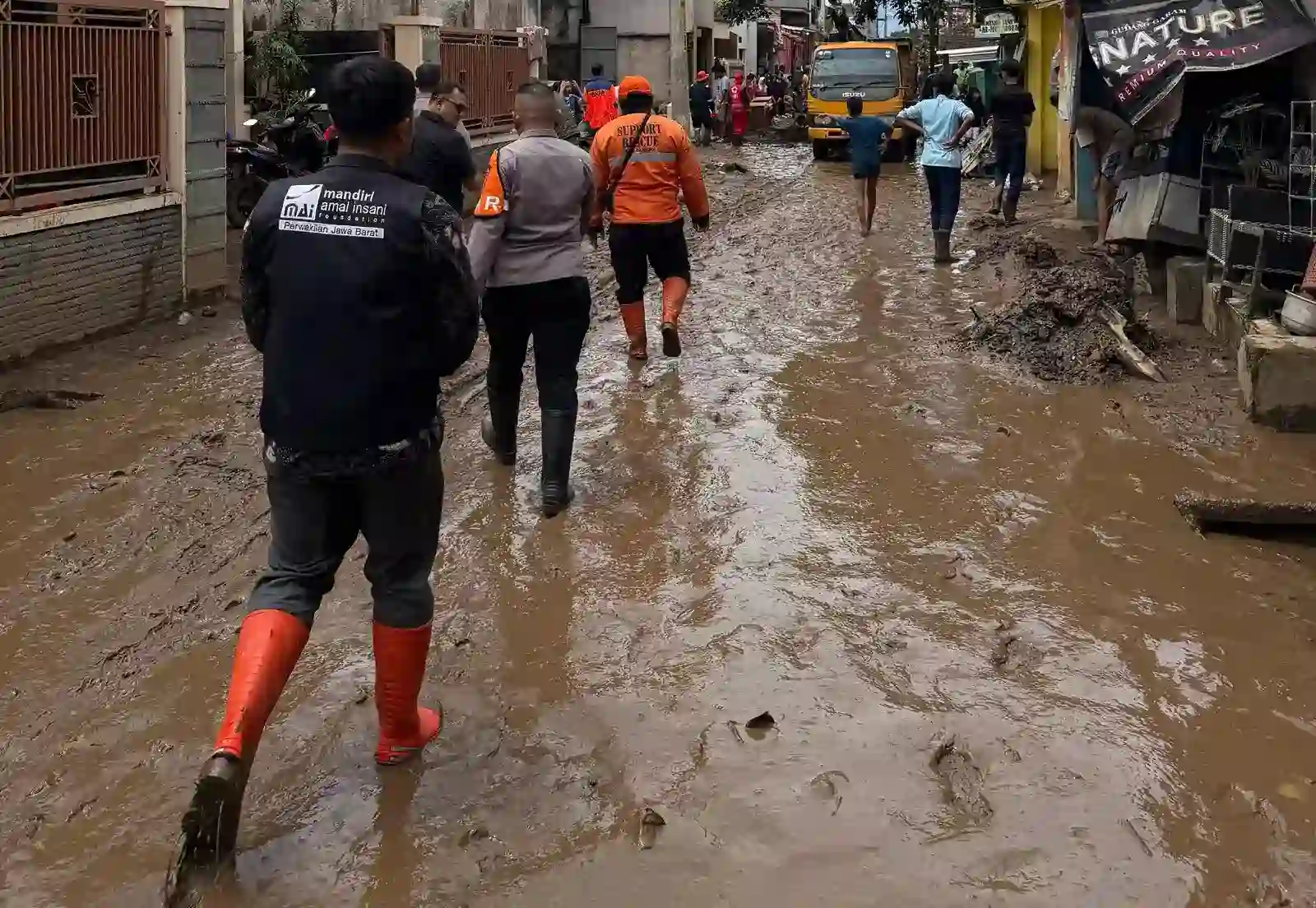 Banjir Majalaya, Bank Mandiri bergerak cepat berikan bantuan ke warga terdampak. Foto: dok. Bank Mandiri
