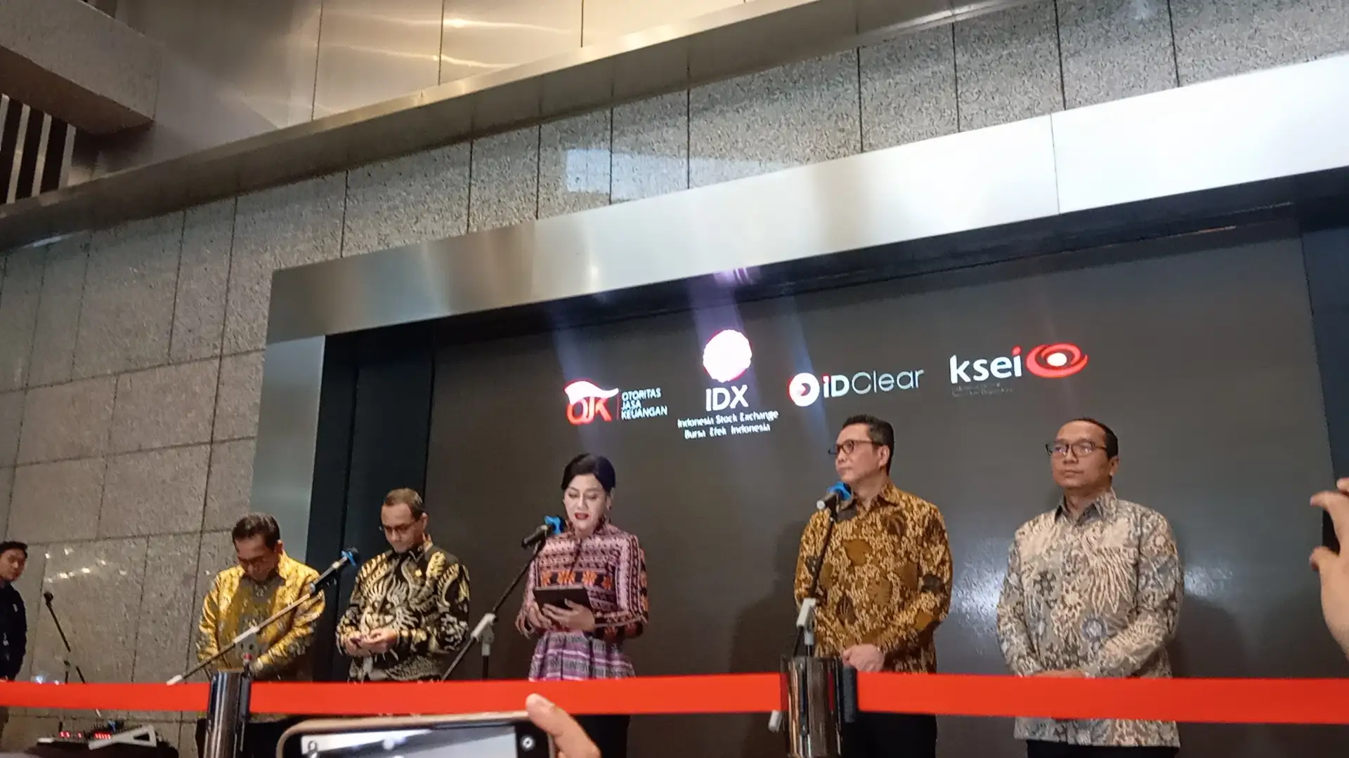 Pejabat Otoritas Jasa Keuangan bersama perwakilan Bursa Efek Indonesia, KSEI, dan KPEI menyampaikan keterangan pers terkait pengungkapan dua kasus manipulasi perdagangan saham di Gedung BEI, Jakarta, Jumat, 20 Februari 2026. OJK menjatuhkan total sanksi denda Rp11,05 miliar kepada empat pelaku, termasuk seorang influencer berinisial BVN. Foto: Desty Luthfiani/KabarBursa.