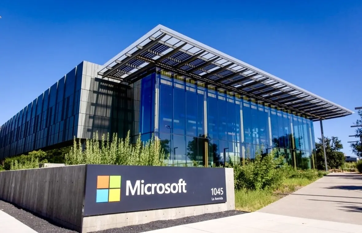 Microsoft menyiapkan investasi lebih dari Rp800 triliun untuk ekspansi AI global sekaligus memastikan kebutuhan listriknya berasal 100 persen dari energi terbarukan melalui kontrak 40 GW di 26 negara. Foto: Dok. Carbon Credit