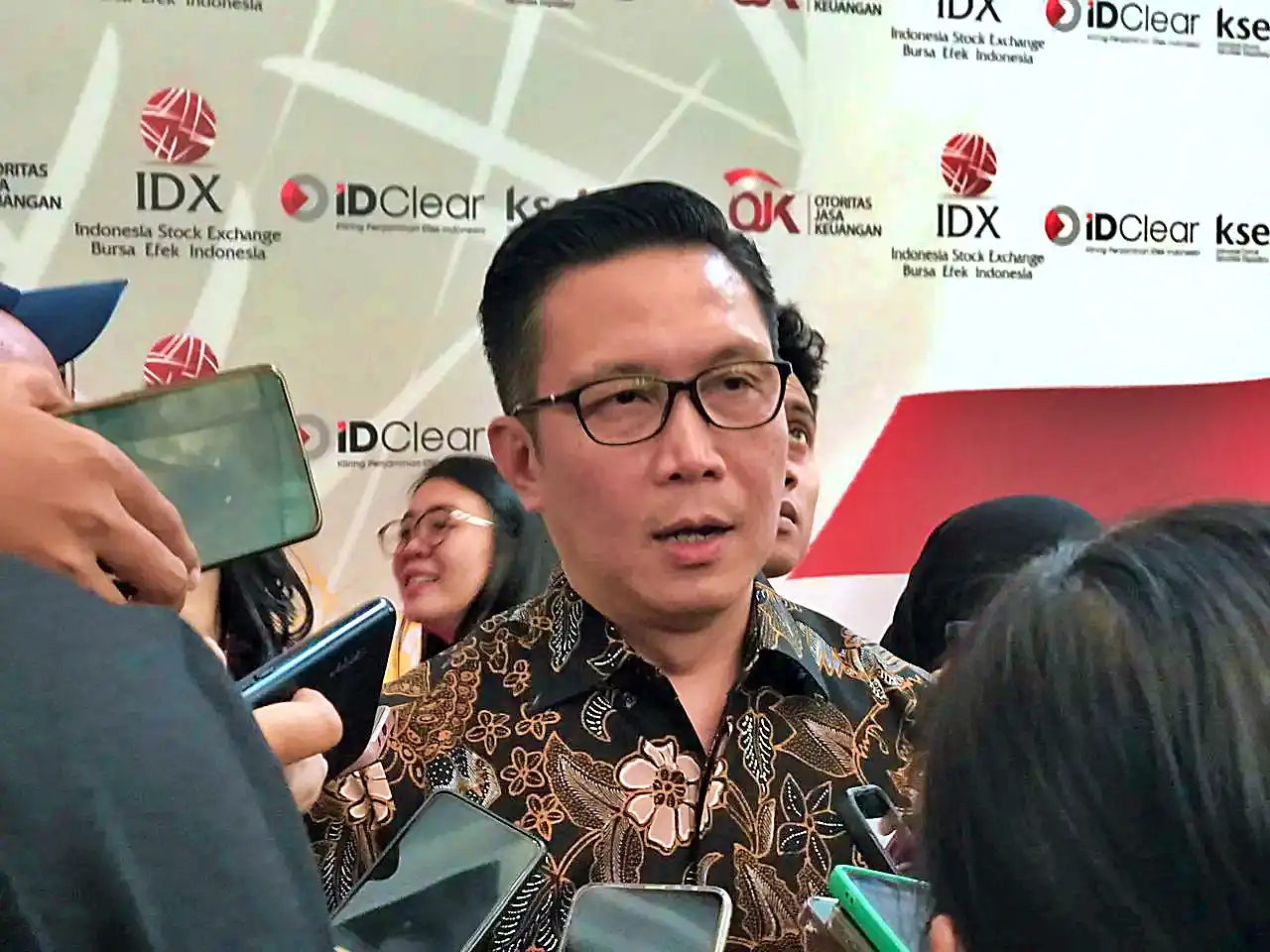 Pejabat Sementara Direktur Utama BEI, Jeffrey Hendrik, menyebut progres keterbukaan kepemilikan saham di atas 1 persen mencapai 90 persen sebagai bagian dari realisasi reformasi pasar modal yang diminta MSCI. Foto: Hutama Prayoga/KabarBursa
