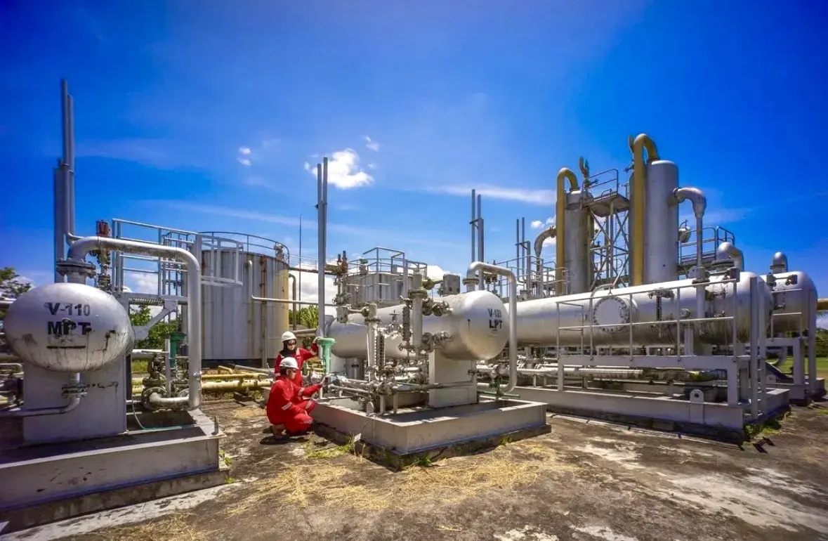 Pekerja memeriksa fasilitas produksi migas milik PT Energi Mega Persada Tbk. (ENRG). Peningkatan kinerja lapangan gas dan program pengeboran agresif menjadi kat