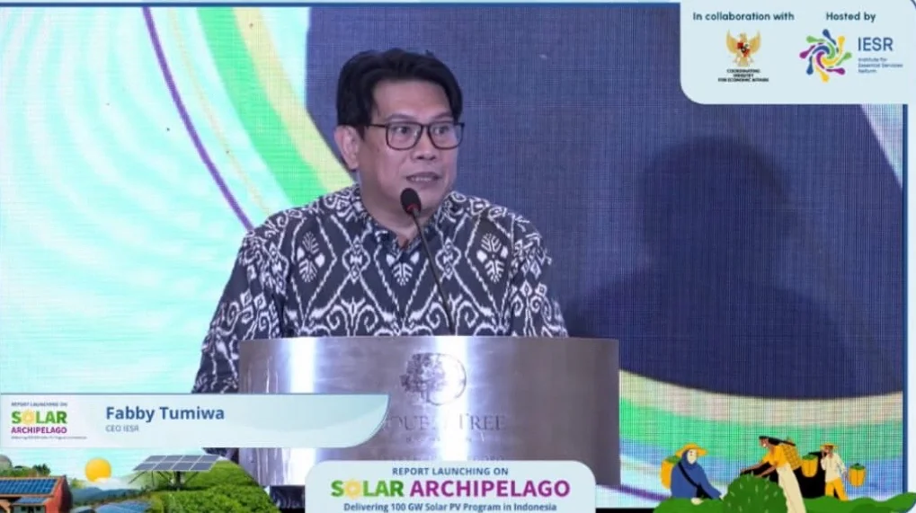 IESR dan Kemenko Perekonomian luncurkan kajian PLTS 100 GW. Program ini diproyeksikan menarik investasi besar, hemat subsidi BBM, dan ciptakan listrik desa. Foto: IG @iesr