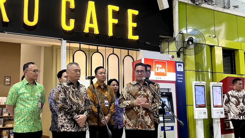 Mendag Budi Santoso meninjau produk UMKM di Stasiun Gambir. Foto: KabarBursa.com/Nur Nadiyah