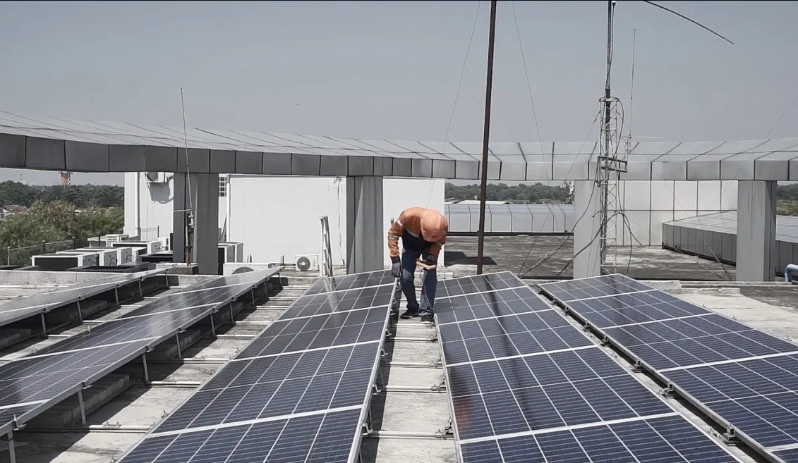 Amerika Serikat kenakan tarif 104,38 persen untuk panel surya dari Indonesia. Hal ini memicu tekanan baru pada ekspor dan persaingan industri energi hijau. Foto: Dok. Xurya Daya Indonesia