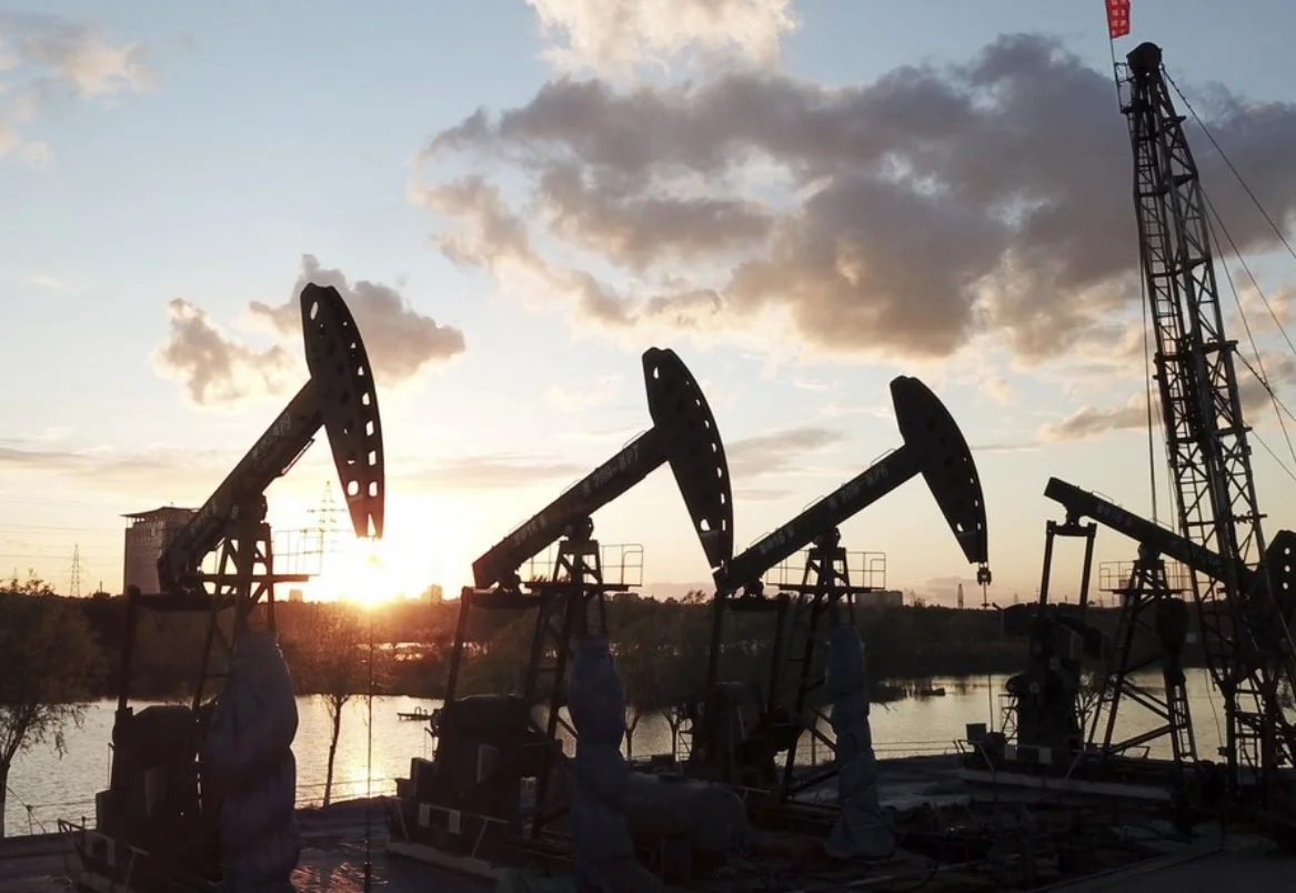 Harga minyak Brent dan WTI bergerak datar meski stok AS naik 16 juta barel, pasar tetap cemas konflik AS dan Iran. Foto: Dok. Xinhua