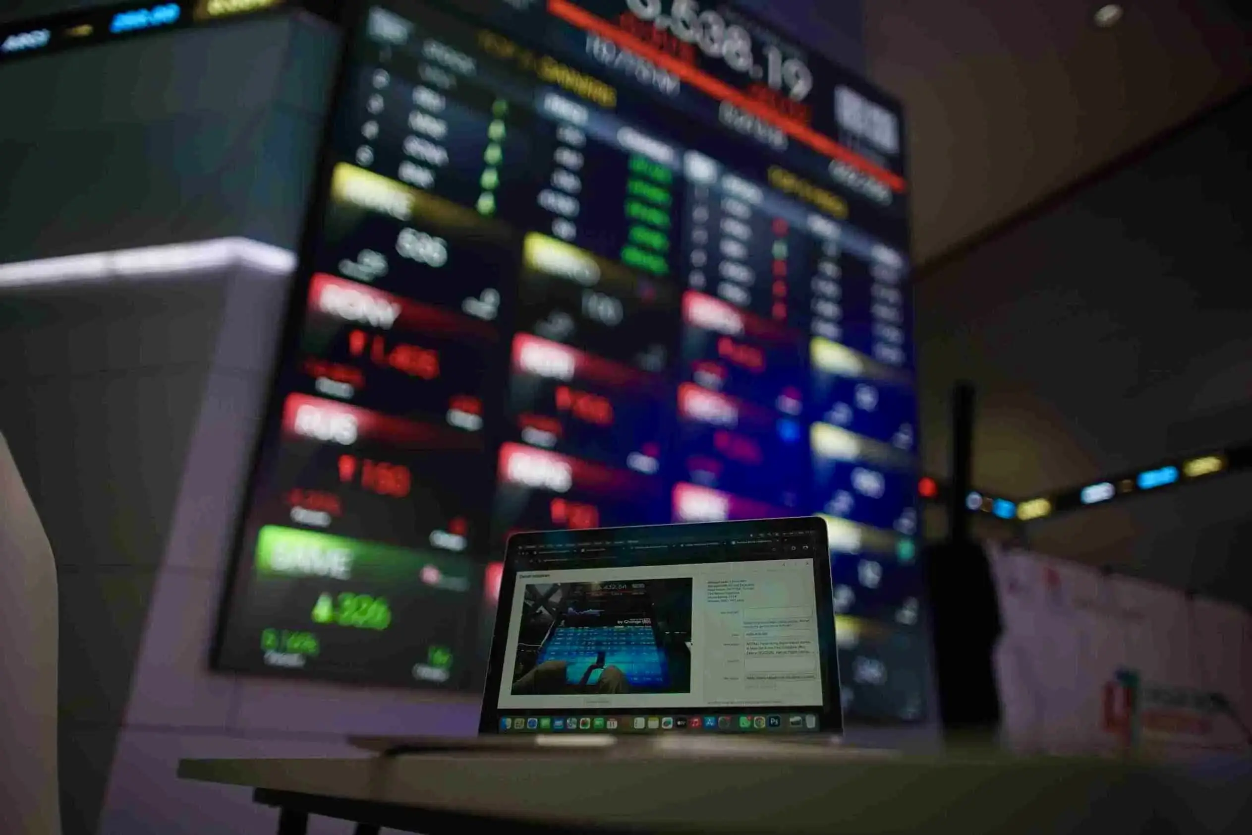 IHSG naik ke 8.339 pada awal sesi dengan net foreign buy Rp2,74 triliun. Sektor teknologi memimpin penguatan. Foto: Dok. KabarBursa