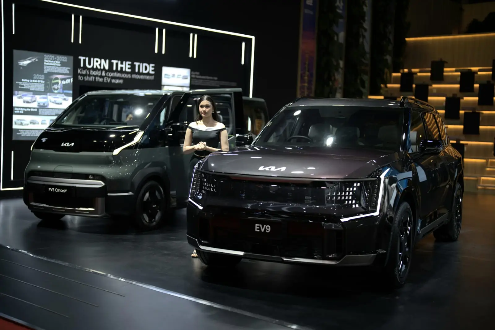 PT Kia Sales Indonesia umumkan All New Carens jadi model terlarisnya di IIMS 2026. Kia EV9 dan PV5 Concept dapat penghargaan. Foto: dok. KSI