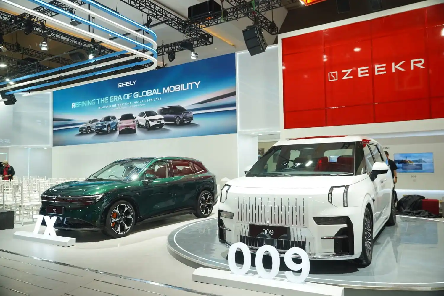 Sasar pasar kendaraan premium, Zeekr 7X dan 009 hadir di Indonesia lewat IIMS 2026. Foto: Geely Group