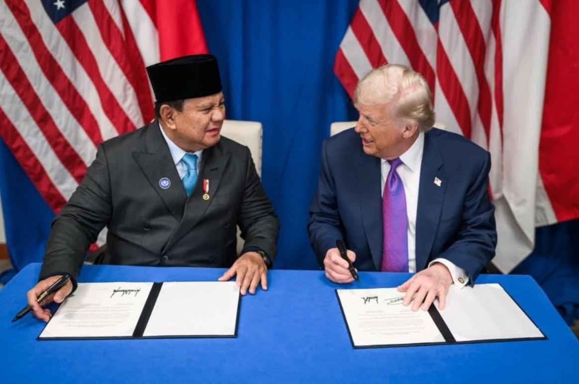 Presiden Amerika Serikat Donald Trump berjabat tangan dengan Presiden RI Prabowo Subianto usai penandatanganan Agreement on Reciprocal Trade (ART) di Washington D.C., yang menandai kesepakatan pembebasan tarif bagi ribuan produk Indonesia ke pasar AS. Foto: IG @presidenrepublikindonesia