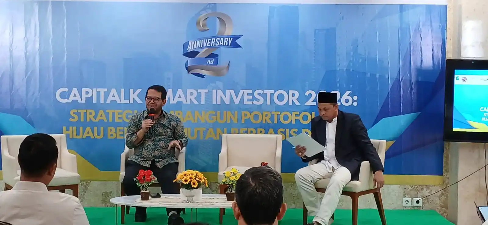 Kepala Divisi Pasar Modal Syariah BEI Irwan Abdalloh (kiri) dan Pemimpin Redaksi Kabarbursa.com Uslimin Usle dalam acara Capital Smart Investor 2026 (foto: Kabarbursa.com) 