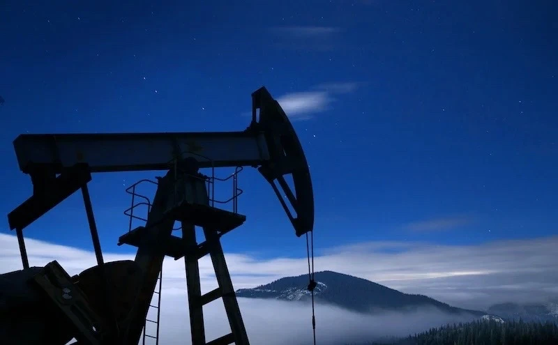 Proyeksi harga minyak 2026 naik karena risiko geopolitik. Surplus pasokan global diperkirakan membatasi kenaikan lebih lanjut. Foto: Freepik