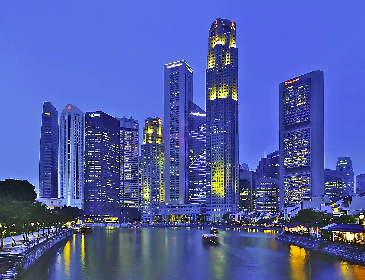 Gedung-gedung tinggi Singapura berlatar langit biru diambil dari Elrin Bridge, Singapura. (Foto: Wikimedia Commons/Erwin Soo)