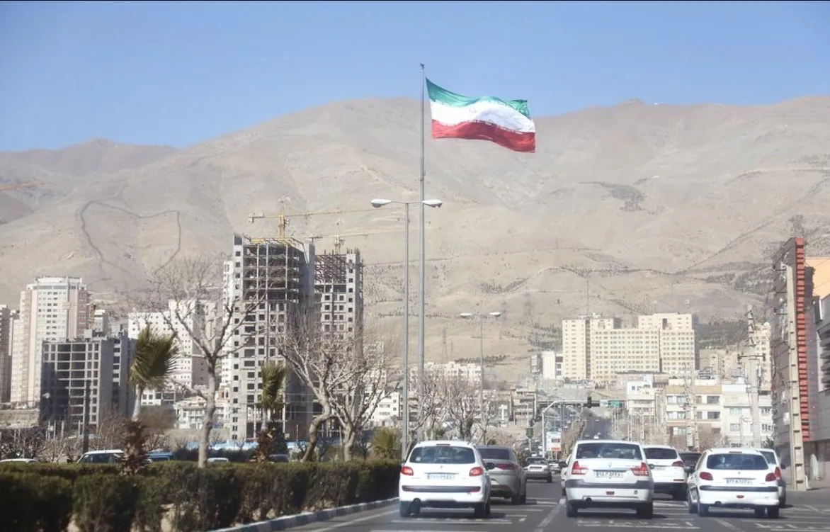 Ketegangan AS–Iran mendorong harga minyak, emas, dan dolar, memicu risk-off global serta tekanan pada pasar saham dan mata uang dunia. Foto: Xinhua