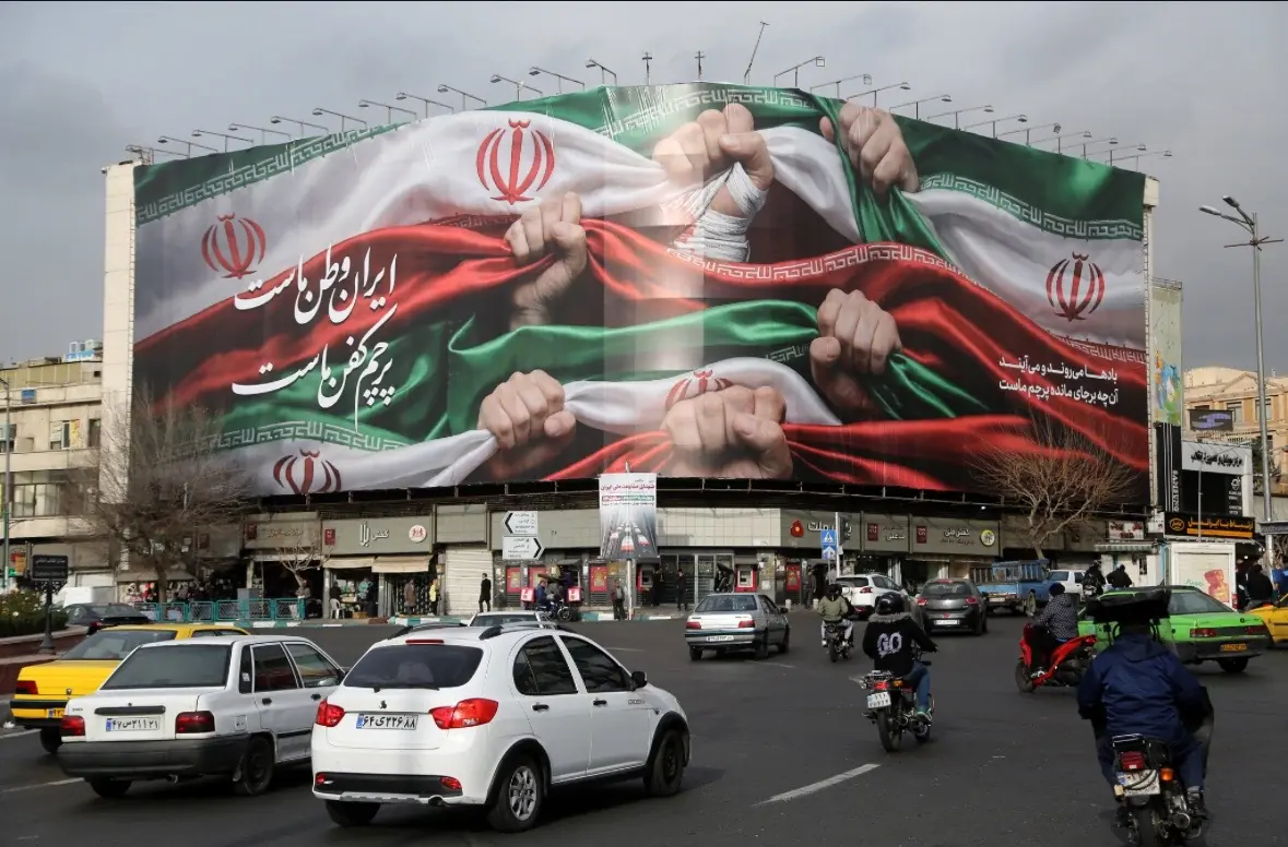 Harga minyak berpotensi melonjak usai serangan ke Iran. Pasar menunggu dampak ke Selat Hormuz dan ekspor energi global. Foto: SCMP