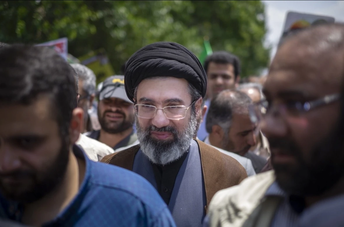 Profil Mojtaba Khamenei, ulama menengah yang disebut kandidat Rahbar Iran dengan jaringan kuat ke IRGC dan lingkar kekuasaan ayahnya. Foto: Dok. Atlantis Council.