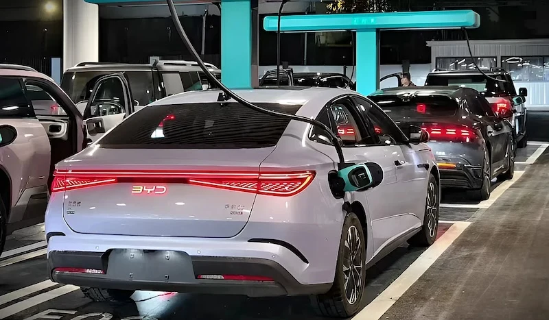 Pengisian cepat atau flash charging berdaya hingga 1.500 kilowatt (kW) di Shenzhen, Tiongkok.