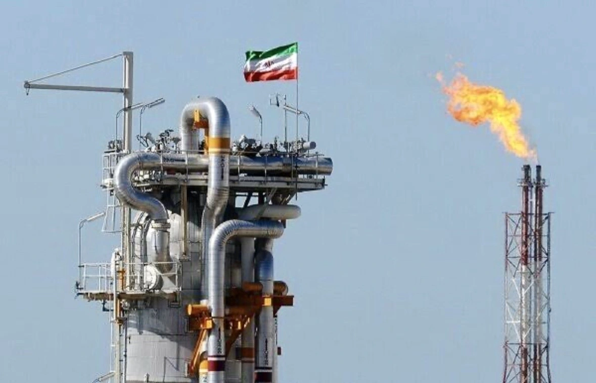 Minyak dunia melonjak tajam di tengah konflik AS–Israel vs Iran, namun asing justru mencatat net sell besar pada saham migas ELSA dan MEDC. Foto: Dok. Mehr News