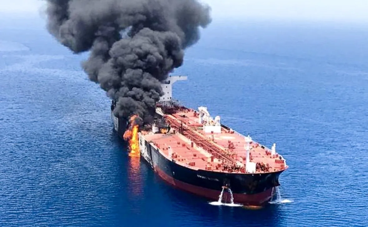 Gangguan Selat Hormuz dorong harga minyak dan gas melonjak tajam serta memicu risiko inflasi dan tekanan ekonomi global. Foto: pbs.org